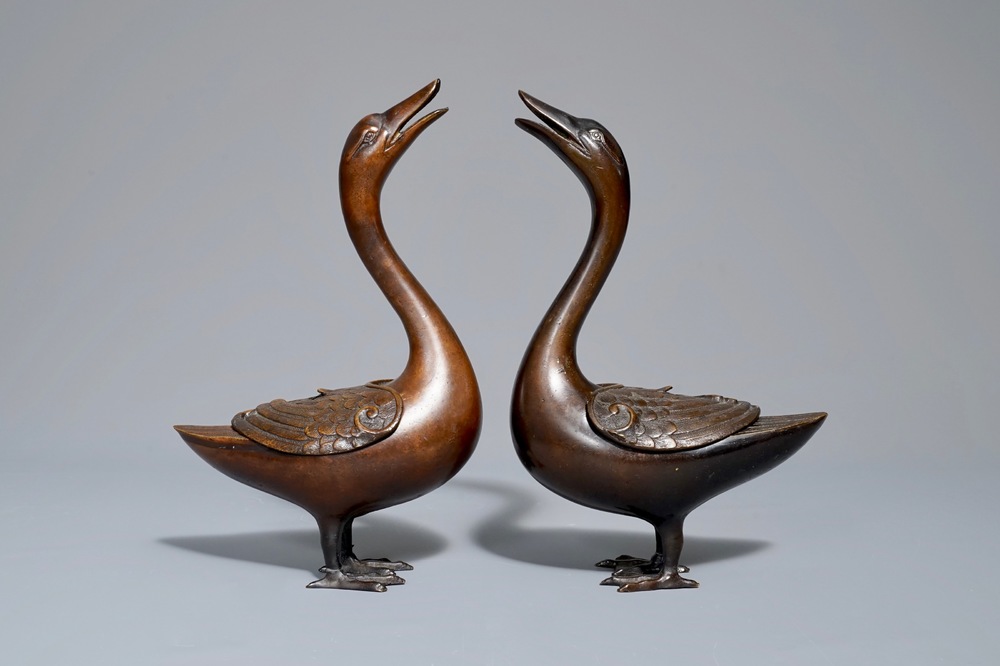 Een paar Chinese bronzen wierookbranders in de vorm van eenden, 18e eeuw