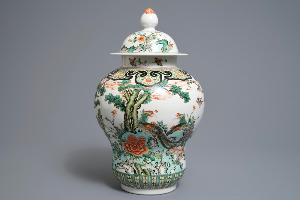 Un vase couvert en porcelaine de Chine famille verte, 19&egrave;me