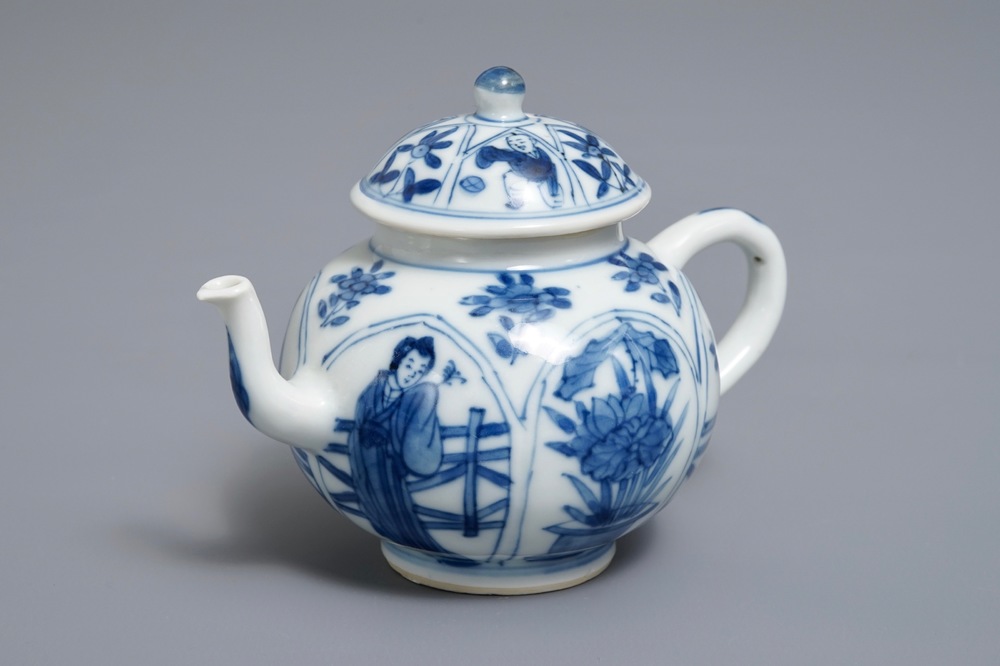Une th&eacute;i&egrave;re couverte en porcelaine de Chine bleu et blanc, Kangxi