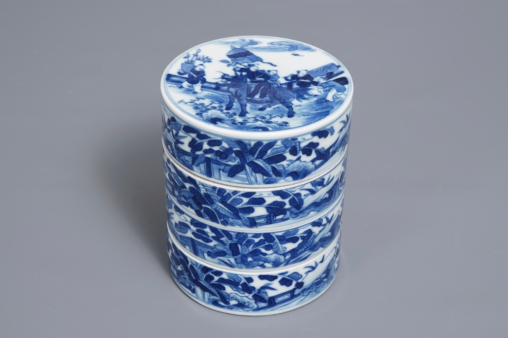 A Chinese blue and white cylindrical three-tier box, 19th C.