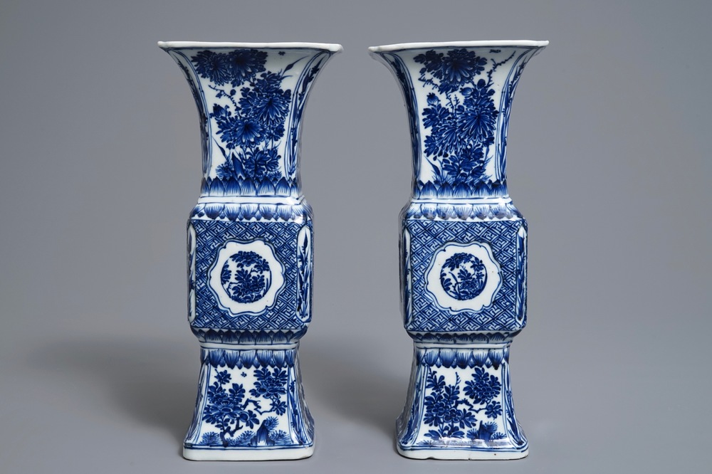 Een paar Chinese blauwwitte gu vazen met floraal decor, Kangxi