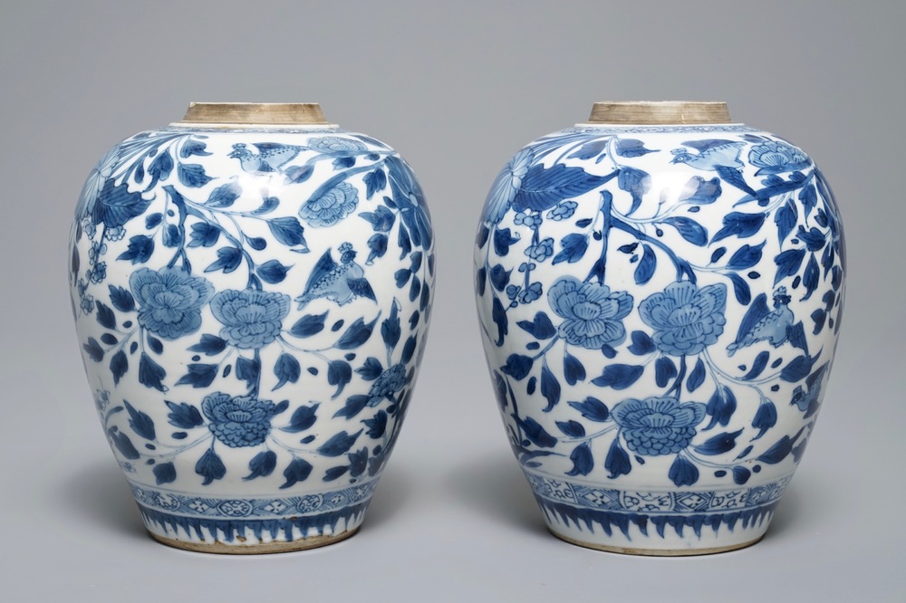 Een paar Chinese blauwwitte gemberpotten met floraal decor, Kangxi