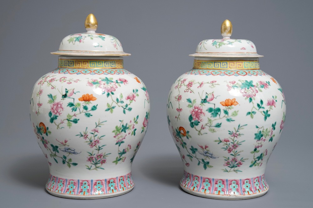 Une paire de vases couverts en porcelaine de Chine famille rose, 19&egrave;me