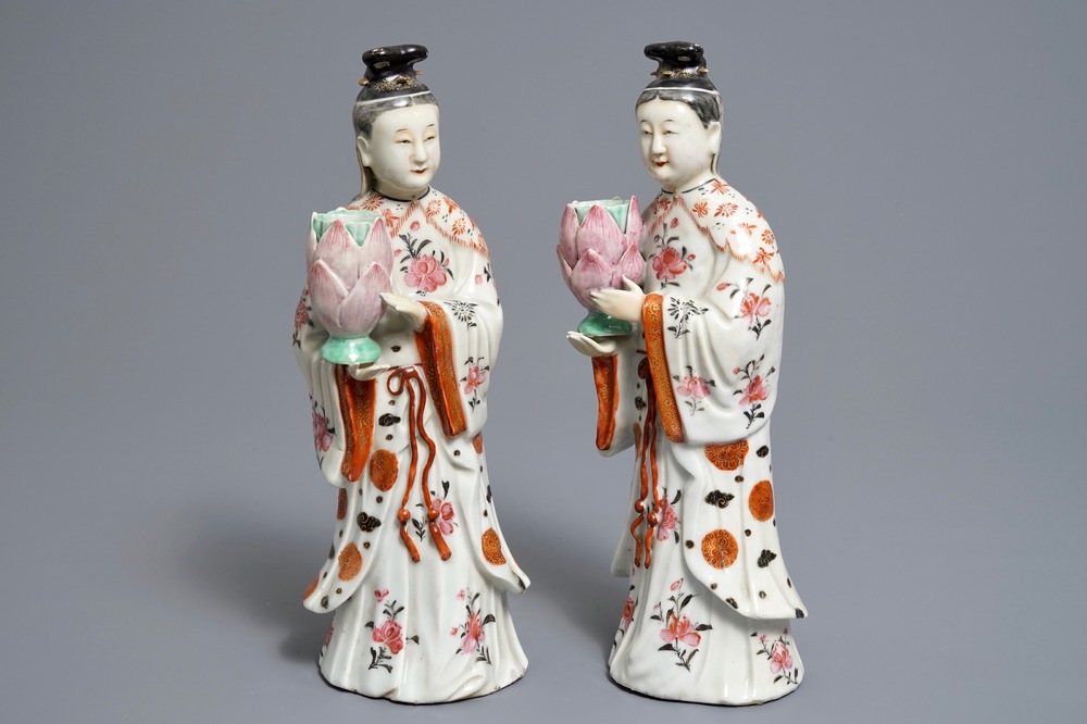 Een paar Chinese famille rose kandelaars in de vorm van dames, Qianlong