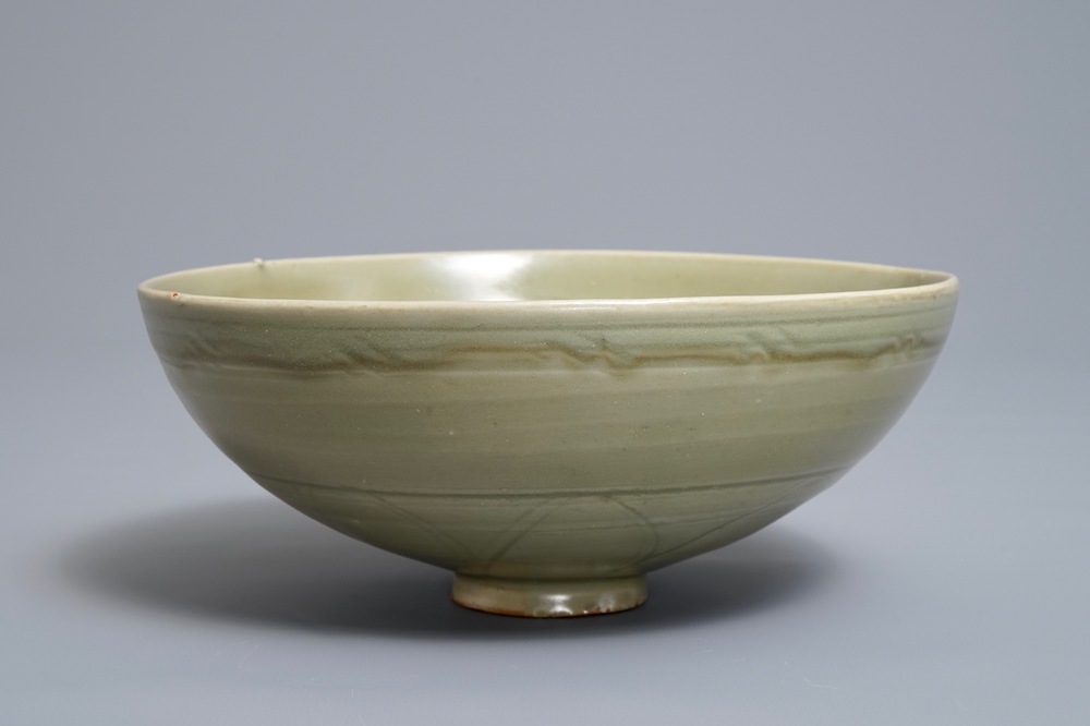 Een Chinese Longquan celadon kom met onderglazuur floraal decor, Yuan/Ming