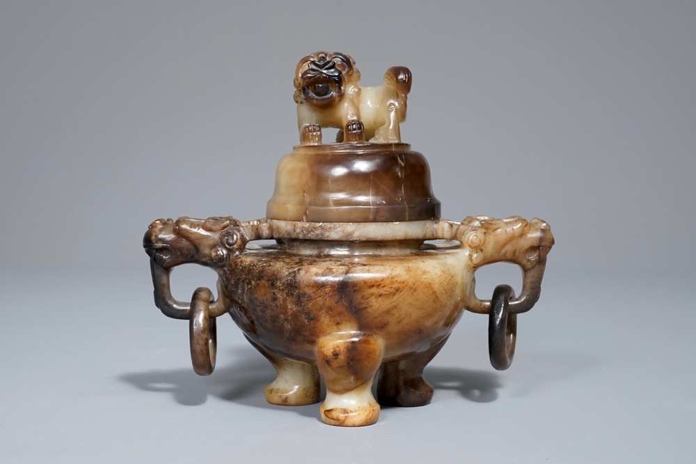 Een Chinese jade wierookbrander met deksel, 19/20e eeuw