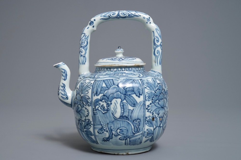 A Chinese blue and white kraak porcelain wine jug and cover, Wanli