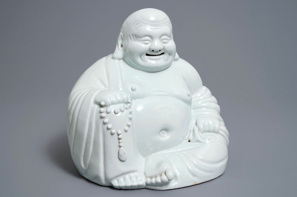 Un mod&egrave;le de Bouddha en porcelaine blanc de Chine, marque en creux, 19/20&egrave;me