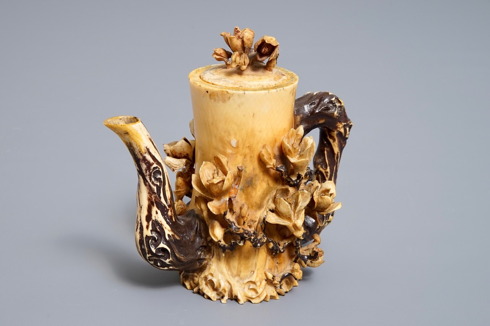 Une th&eacute;i&egrave;re couverte en ivoire polychrome, Chine, 19/20&egrave;me