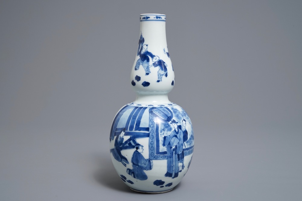 Een Chinese blauwwitte kalebasvaas met figuratief decor, Kangxi