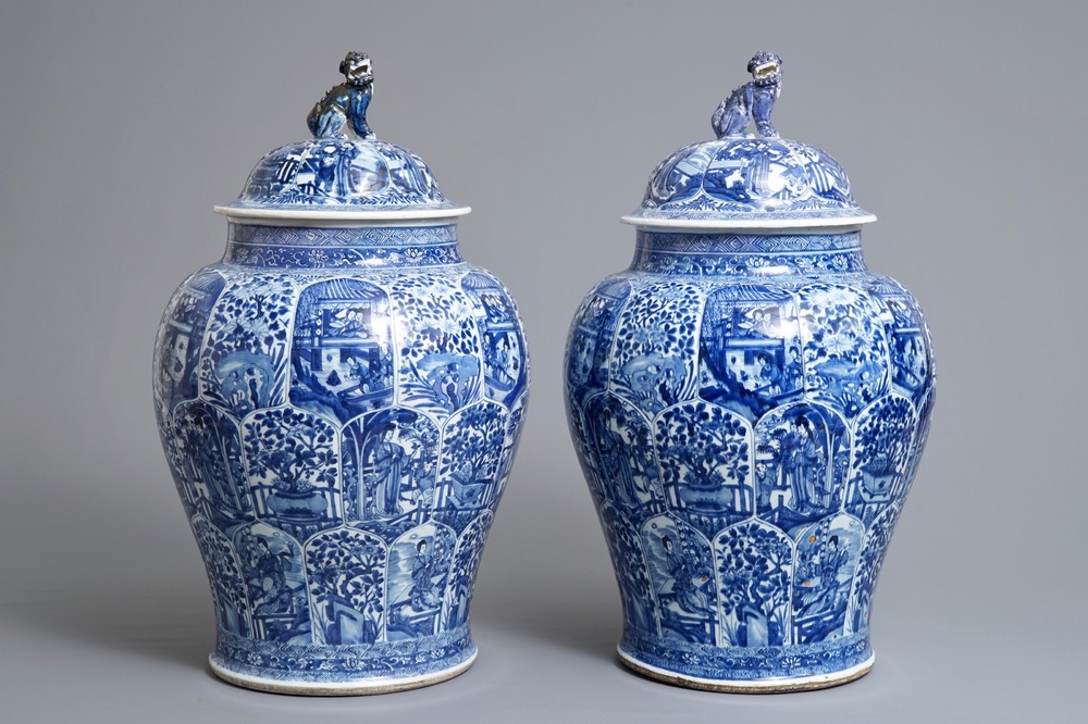 Une paire de grands vases couverts en porcelaine de Chine bleu et blanc, Kangxi