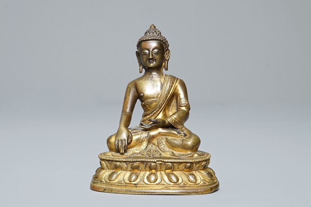 Une figure de Buddha Shakyamuni en bronze dor&eacute;, Sino-Tibet, 18&egrave;me