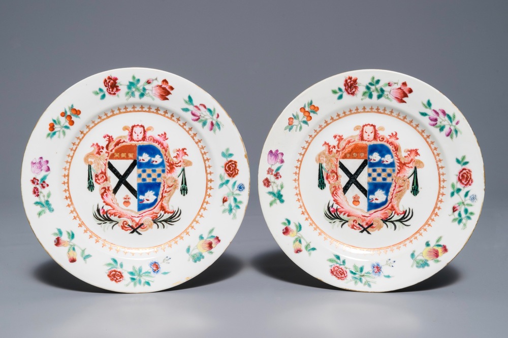 Een paar Chinese famille rose borden met wapen van Johnstone voor de Engelse markt, Qianlong