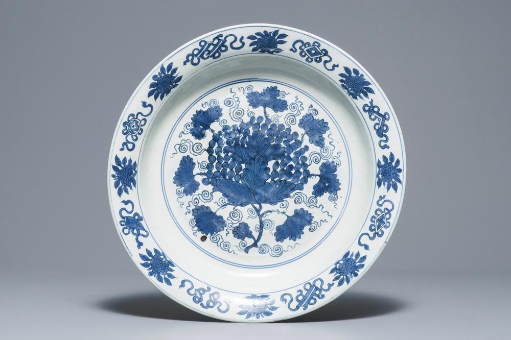 Een grote Chinese blauwwitte schotel met druiventak, Jiajing