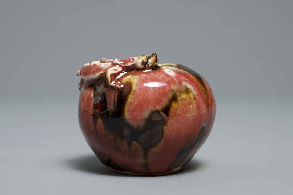 A Chinese flamb&eacute;-glazed brush washer with applied dragon, 18/19th C.