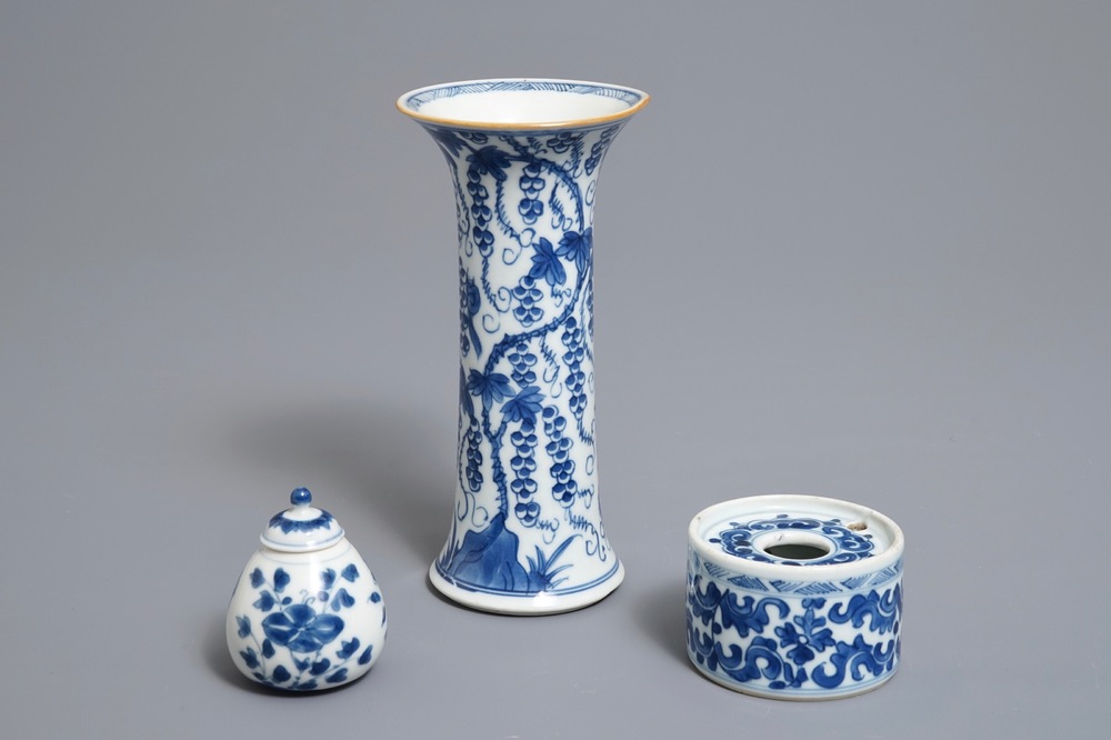 Un encrier et deux vases en porcelaine de Chine bleu et blanc, Kangxi
