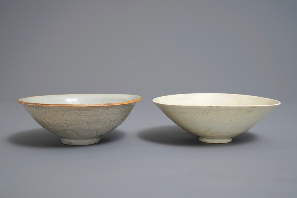 Twee Chinese qingbai kommen met onderglazuur decor, Song