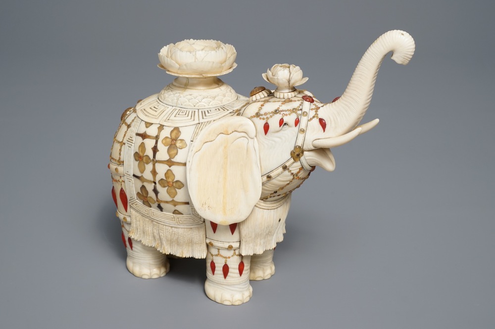 Een Chinees met hardsteen ingelegd ivoren model van een olifant, eind 19e eeuw