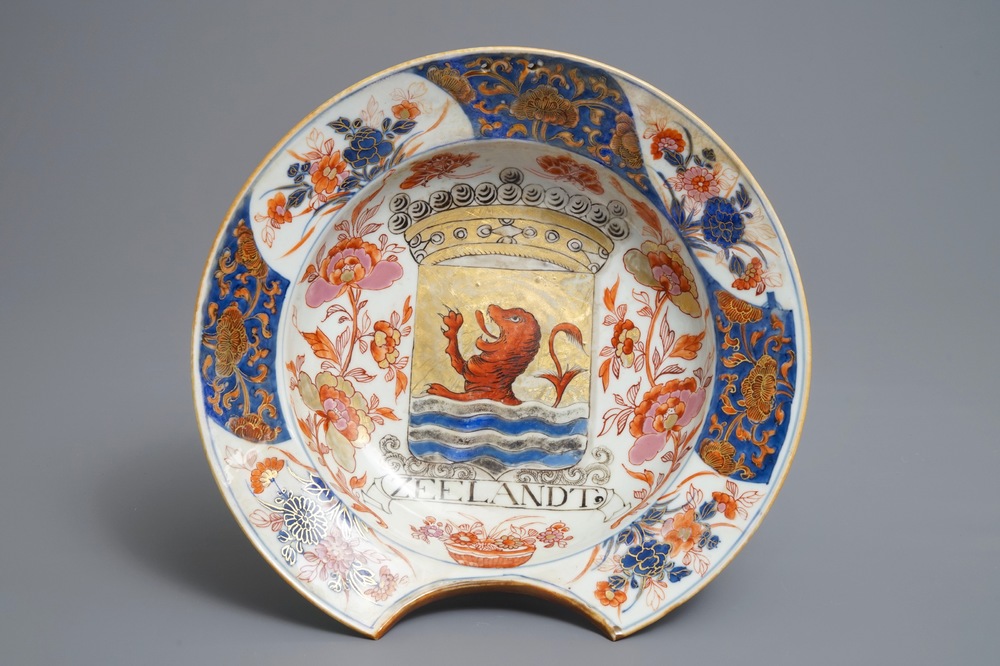 Een Chinees rose-Imari scheerbekken met het wapen van Zeeland, Kangxi/Yongzheng