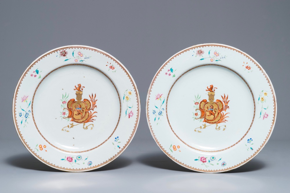 Een paar Chinese famille rose schotels voor de Italiaanse markt met wapen van Cantelmi, Qianlong