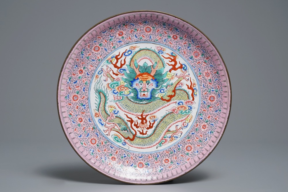 Un plat &agrave; d&eacute;cor d'un dragon en &eacute;maux de Canton, Chine, 19&egrave;me