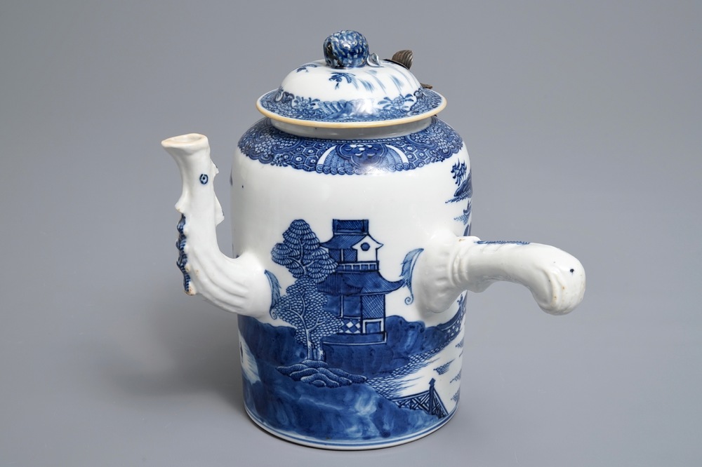 Une chocolati&egrave;re couverte en porcelaine de Chine bleu et blanc, Qianlong/Jiaqing