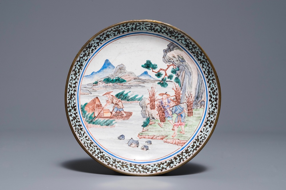 Een Chinees Canton email bord met vissers, Qianlong