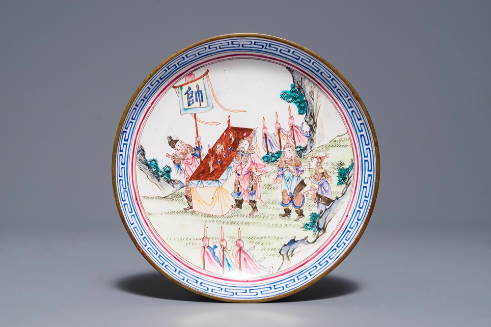 Een Chinees Canton email bord met strijders bij een altaar, Qianlong