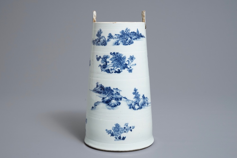 Een Chinese blauwwitte karnton met landschapsdecor, Qianlong