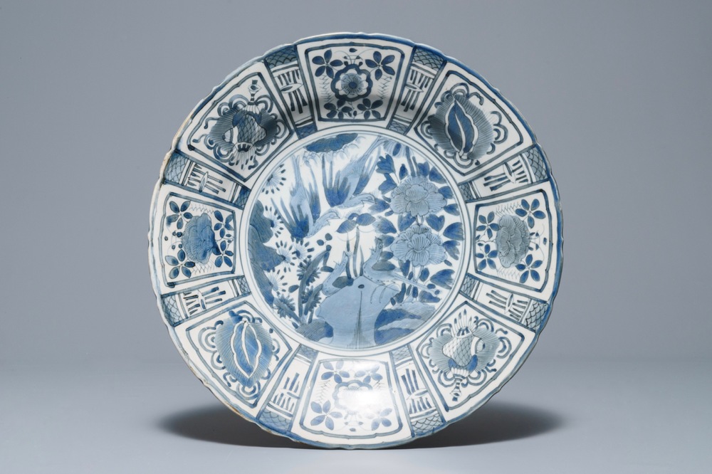 Un plat de style Kraak en porcelaine Arita de Japon, Edo, 17&egrave;me