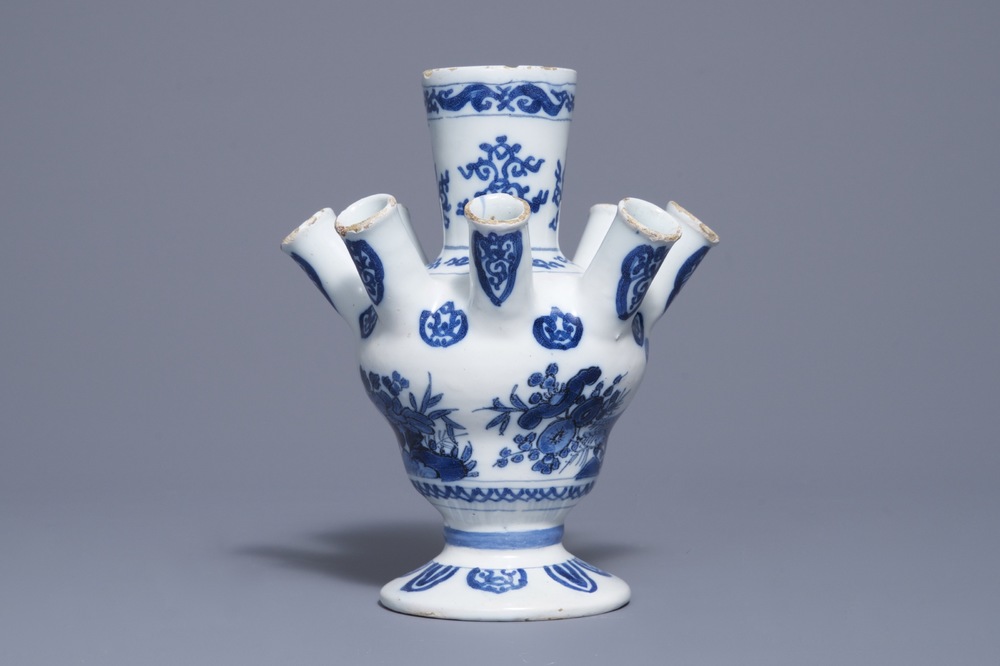 Une tulipi&egrave;re en fa&iuml;ence de Delft bleu et blanc, fin du 17&egrave;me