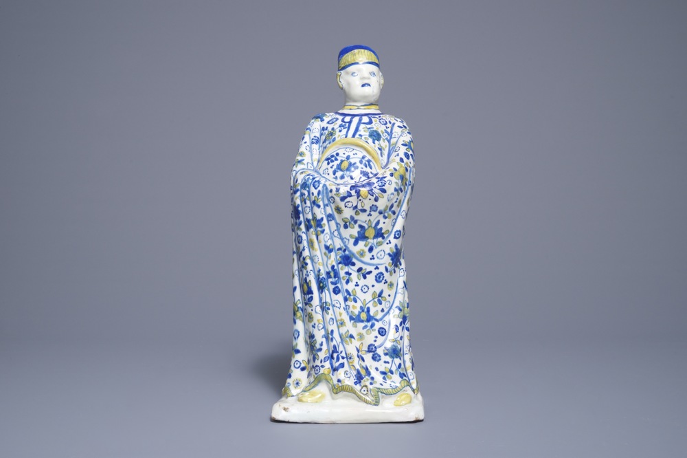 Een grote polychrome Duits aardewerken figuur van een Chinees, Berlijn, 18e eeuw