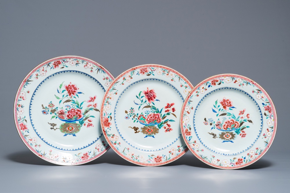Drie Chinese famille rose schotels met bloemvazen, Qianlong
