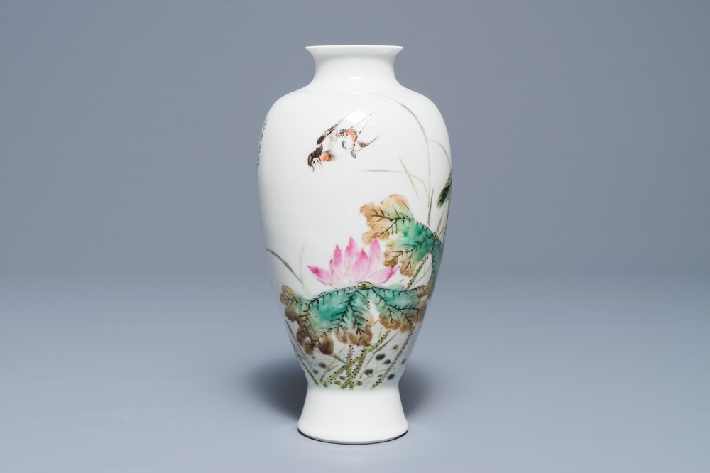 Een Chinese famille rose vaas met een vogel bij bloemen, Jingdezhen merk, 20e eeuw