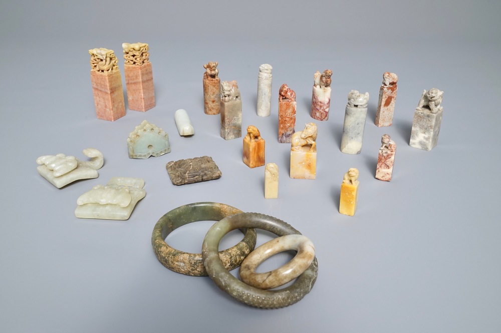 Un lot de 23 pi&egrave;ces en jade, pierre de savon et pierre dure sculpt&eacute;e, Chine, 19/20&egrave;me