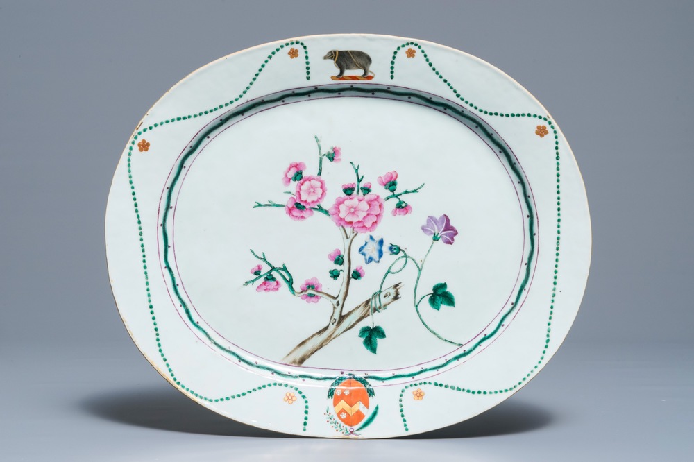 Een Chinese famille rose wapenschotel voor de Engelse markt met wapens van Chamers en Wilton, Qianlong