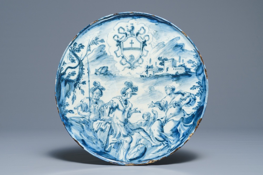 Een tazza met wapendecor in Italiaanse majolica, Savona, 18e eeuw