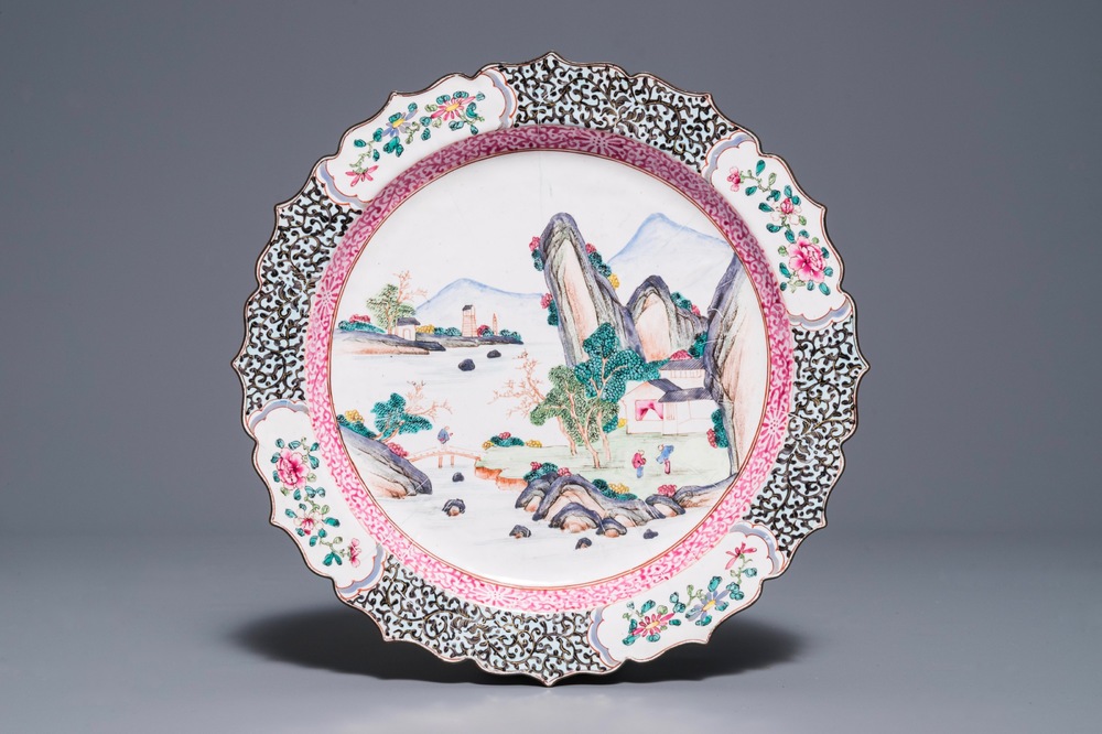Un plat &agrave; d&eacute;cor d'un paysage en &eacute;maux de Canton, Chine, Qianlong