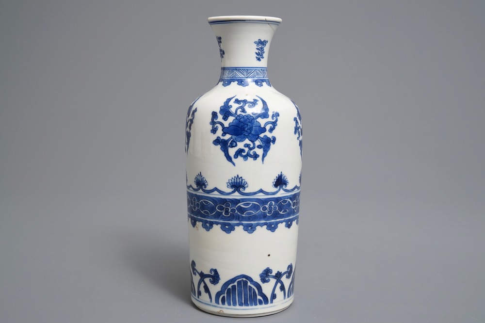 Een Chinese blauwwitte rolwagen vaas met floraal decor, Kangxi