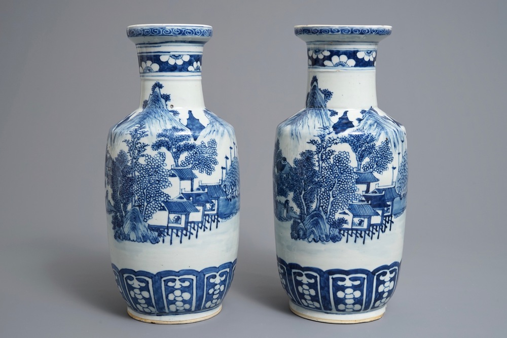 Een paar Chinese blauwwitte rouleau vazen met landschapsdecor, 19e eeuw