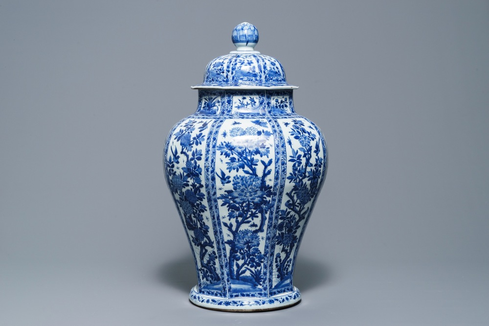 Un grand vase couvert en porcelaine de Chine bleu et blanc, Kangxi