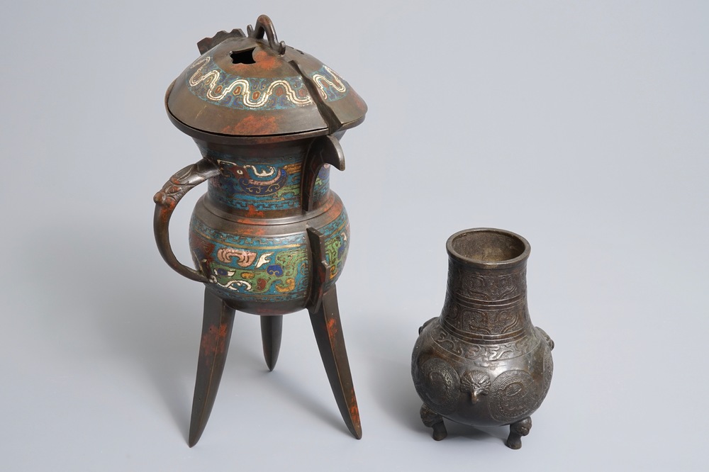 Un vase tripod et une coupe jue en bronze et &eacute;maux cloisonn&eacute;s, Chine, 18/19&egrave;me