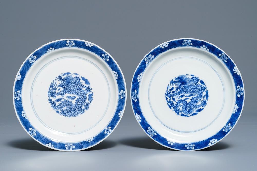 Een paar Chinese blauwwitte drakenborden, Kangxi merk en periode