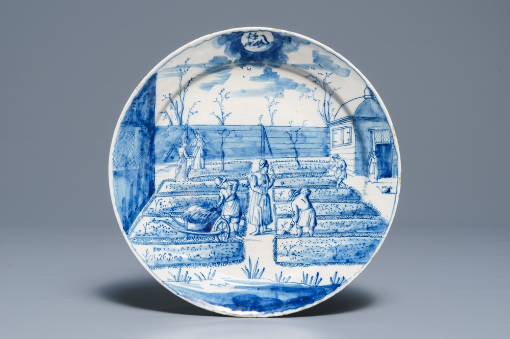 Une assiette en fa&iuml;ence de Delft bleu et blanc de la s&eacute;rie des "Zodiaques", premier quart du 18&egrave;me