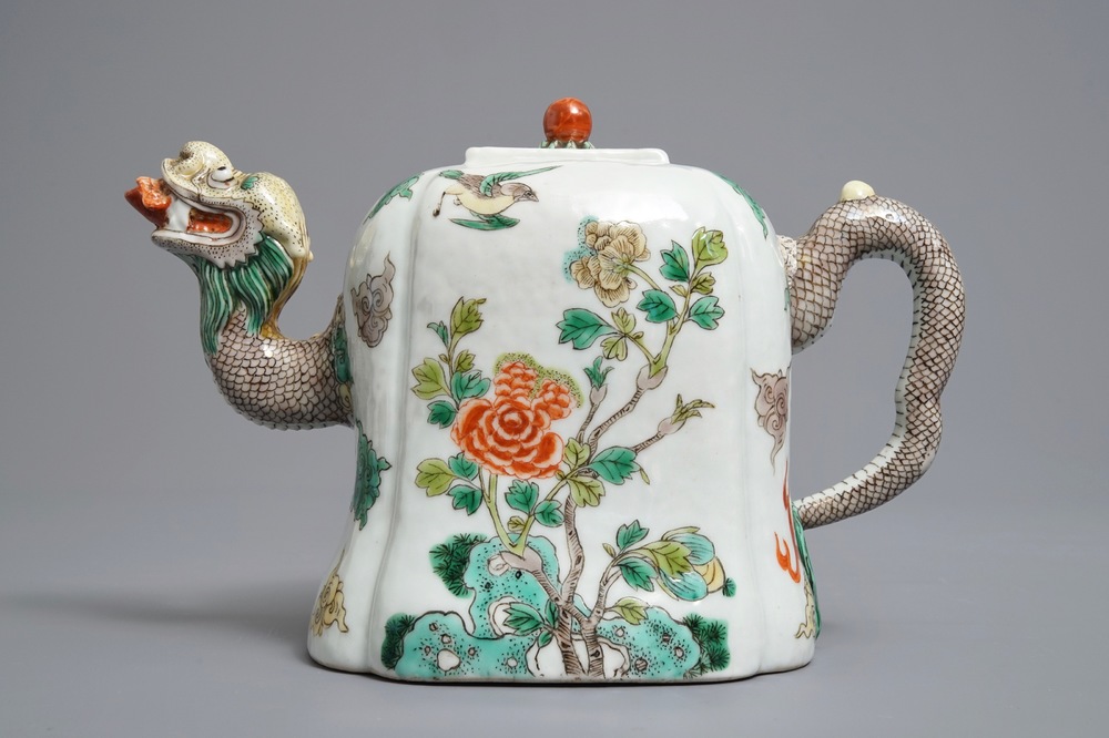 Een Chinese famille verte draakvormige theepot met floraal decor, 19/20e eeuw