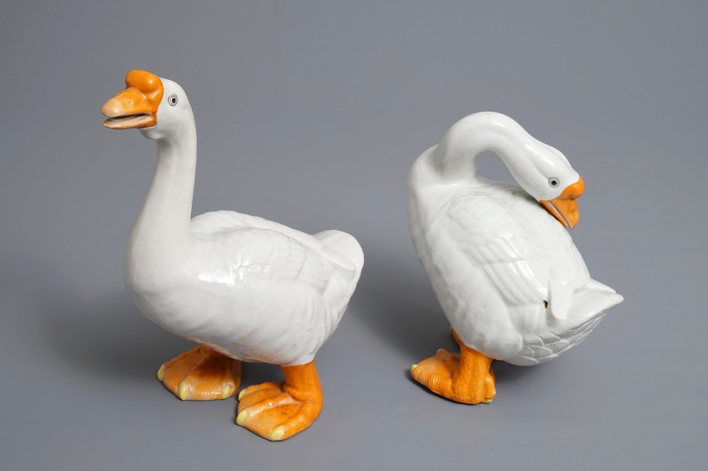Une paire de mod&egrave;les d'oies en porcelaine de Chine, Qianlong/Jiaqing
