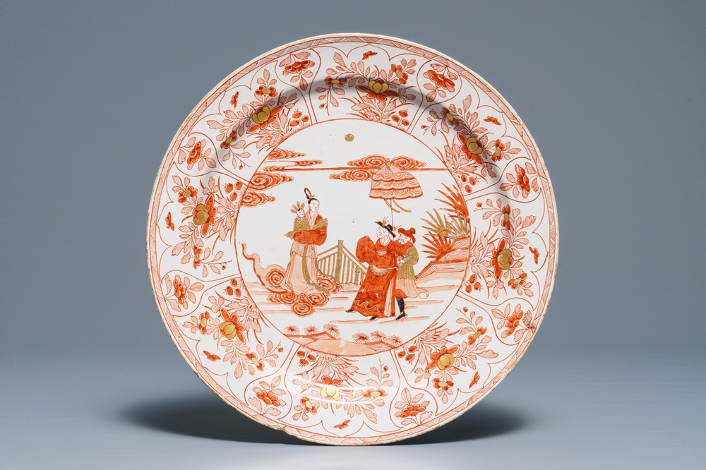 Een Delftse dor&eacute; 'melk en bloed' schotel met chinoiserie decor, 18e eeuw