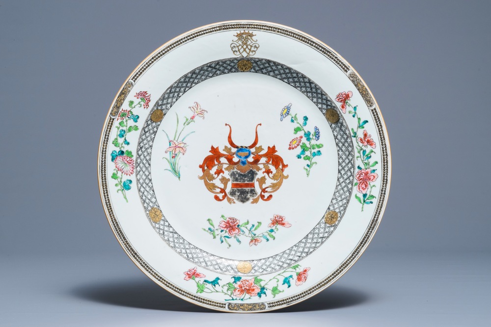 Een Chinese famille rose schotel voor de Engelse markt met wapen van Leonrodt, Yongzheng/Qianlong