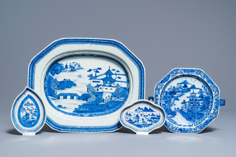Vier stukken Chinees blauwwit porselein, Qianlong en 19e eeuw