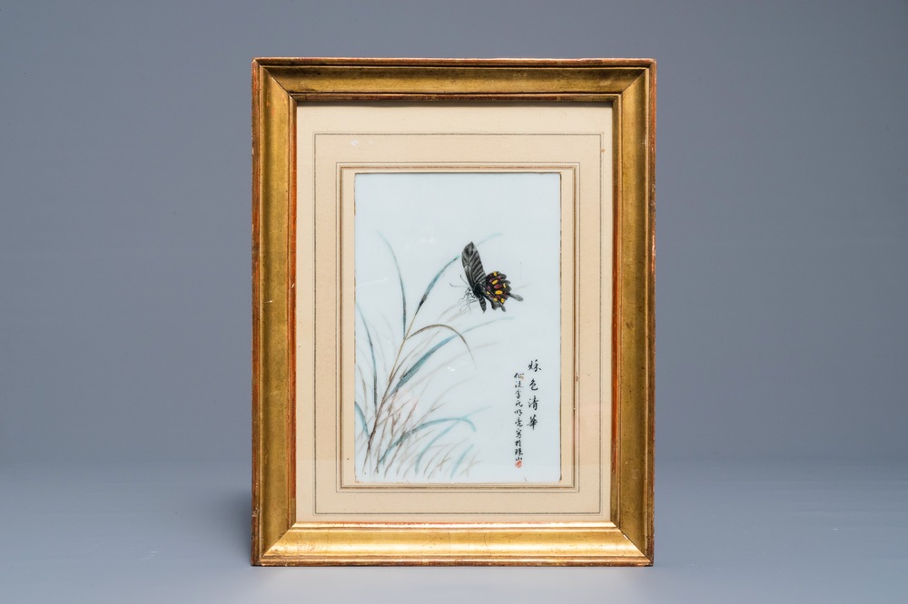 Une plaque en porcelaine de Chine &agrave; d&eacute;cor d'un papillon, marque de Li Mingliang, 20&egrave;me